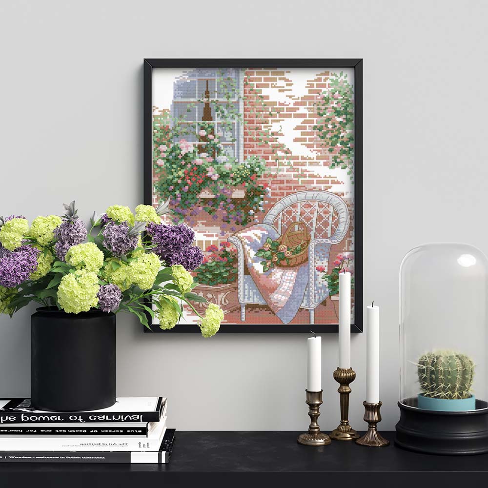 Kreuzstich - Gartenstuhl mit Blumen am Haus | 30x40 cm - Diy - Fadenkunst