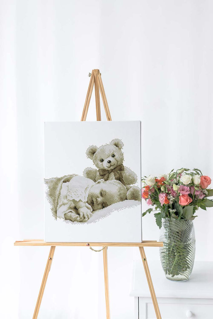 Kreuzstich - Baby mit Teddy im Bett | 30x30 cm - Diy - Fadenkunst