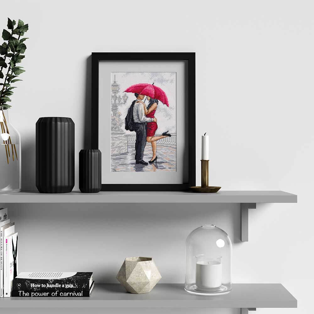 Kreuzstich - Paar umarmt sich im Regen | 20x30 cm - Diy - Fadenkunst